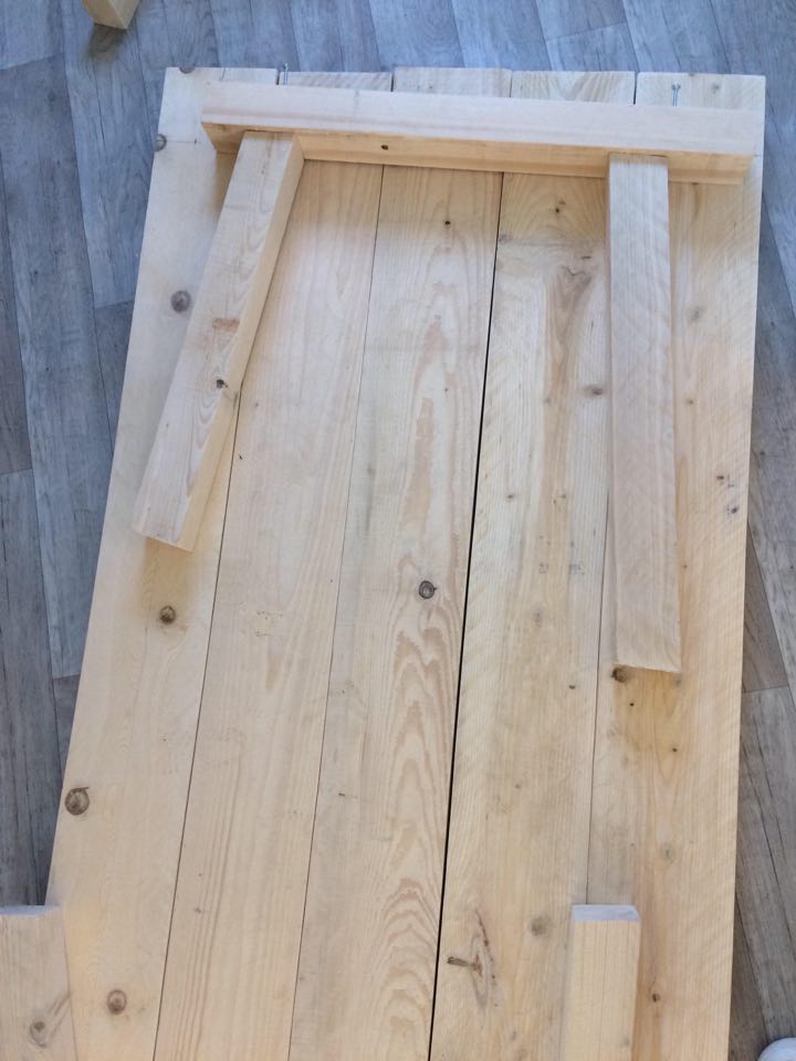 DIY : fabriquez votre plateau repas en chutes de bois 